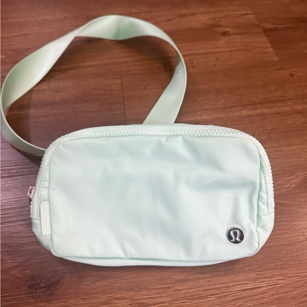 LULULEMON EVERYWHERE BELT BAG 1L